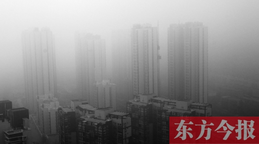 昨天早上，鄭州氣象臺(tái)發(fā)布大霧紅色預(yù)警，在霧霾籠罩下，鄭州市區(qū)的高樓大廈隱約可見(jiàn)