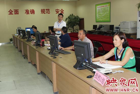 今年我省高招錄取工作正在平穩(wěn)正常開展，圖為投檔組工作人員。