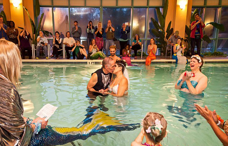 美國舉辦美人魚大會(huì) 超300名"人魚"盛裝參加 美國舉辦美人魚大會(huì) 超300名"人魚"盛裝參加