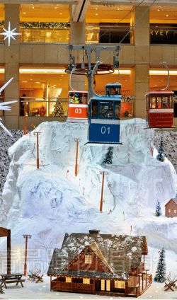 為了別出心裁,商場(chǎng)不惜花重金在商場(chǎng)里打造冰雪世界。