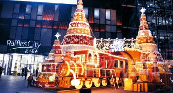 北京商場(chǎng)做圣誕裝飾,越來(lái)越花血本。