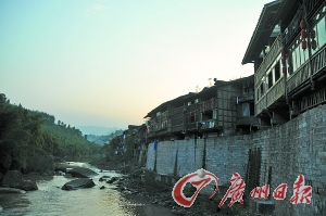 　　夕陽下的古鎮(zhèn)?！? complete=