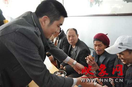 　　“韓胖子”千只茶香雞茶香鴨捐贈環(huán)衛(wèi)工人、農民工學子和鄭州市社會福利院。