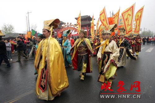 　　3月30日上午,開封市舉行2013中國(開封)清明文化節(jié)踏春巡游活動。　 　　
