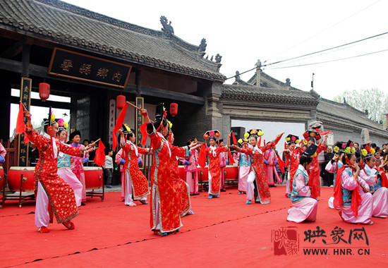 游客參觀清明小長假新推出的本土特色節(jié)目《鼓樂迎賓》。