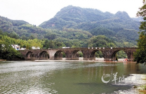 齊云山登封橋是登山的隘口,始建于明代,造型古樸典雅,蔚為壯觀。