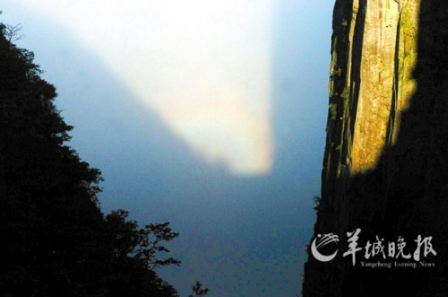 武功山四絕之一的“云海佛光”在大雨過后出現(xiàn)。