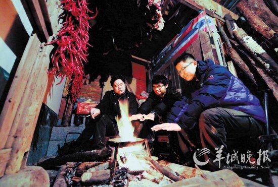 　　在土家人吊腳樓小住的那個(gè)夜晚,讓我想起了外婆家。
