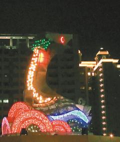 　　今年臺(tái)灣燈會(huì)主題燈“騰蛟啟盛”。圖片來源:臺(tái)灣《聯(lián)合報(bào)》