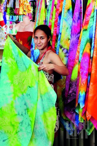 　　Pareo,這一幅幅有著漂亮圖案、色彩繽紛的布,是大溪地人最美的衣