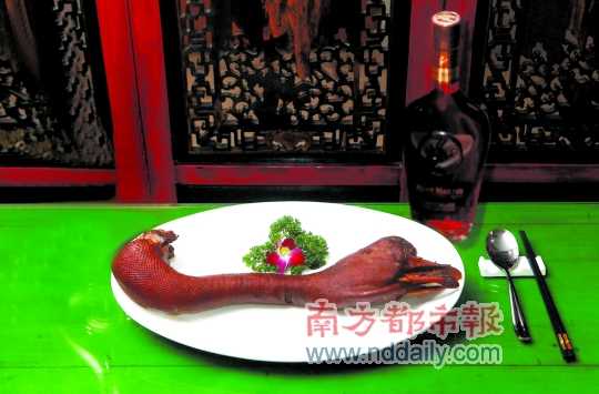 人頭馬誠印干邑白蘭地是高端宴席的佐餐佳釀，圖為鹵水老鵝頭
