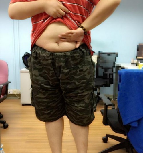 反手摸肚臍，逗b示范哈哈......