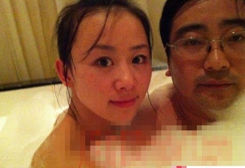 女主播紀某與國家檔案局官員范某。