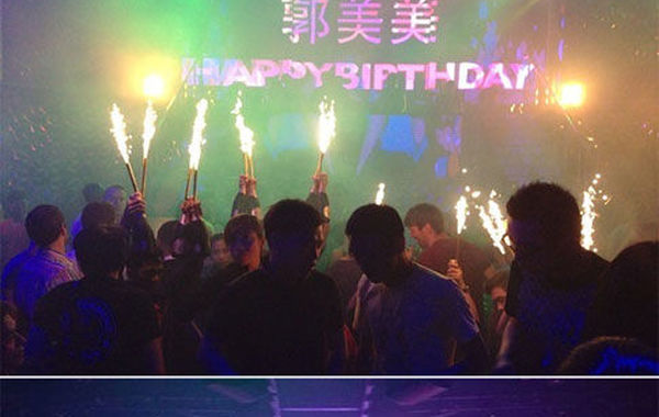 2013年6月16日下午，郭美美在網(wǎng)上曬出一組慶生照。通過照片可以看出，酒吧的巨大舞池中燃放焰火