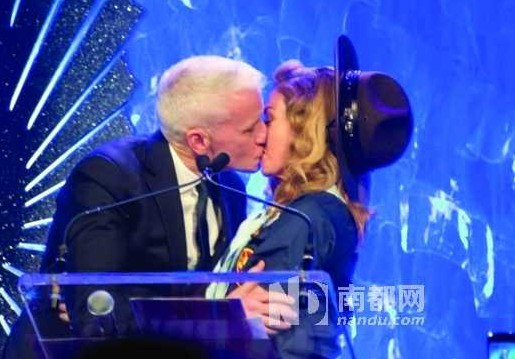 16日，麥當(dāng)娜在紐約舉行的第24屆同志媒體獎(jiǎng)?lì)C獎(jiǎng)禮上，頒獎(jiǎng)給美國(guó)CNN主播安德森-庫(kù)珀，獲對(duì)方獻(xiàn)吻