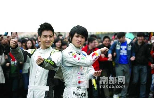 17日，林志穎、韓寒一同亮相慶祝上海F1中國(guó)大獎(jiǎng)賽10周年，兩名高人氣車(chē)手相遇，引得不少網(wǎng)友留言，有網(wǎng)友笑言：“這是最帥的兩個(gè)車(chē)手?！? width=