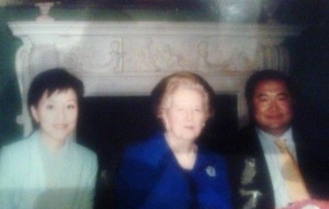 楊瀾丈夫公布與撒切爾夫人合影。