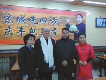 吳頌今（左二）、王樹(shù)才（左三）、談芳兵（右一）與店長(zhǎng)合影。