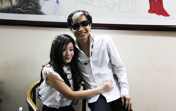 近日，55歲的鄧建國(guó)攜新女友恩愛(ài)現(xiàn)身，不但大曬甜蜜私密生活照，還在人前勾肩搭背大秀恩愛(ài)。