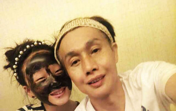 據(jù)悉，2011年，鄧建國(guó)在廣州舉行婚禮迎娶90后“干女兒”黃梓琪。