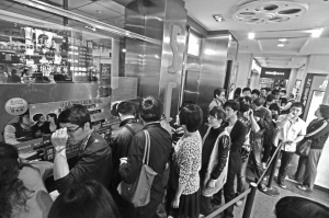 2012年排隊買電影票的場景常能看到 2012年排隊買電影票的場景常能看到