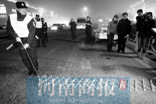 特警隊(duì)員在清查中使用阻車釘，應(yīng)對(duì)惡意闖崗或攔截駕車逃竄行為 河南商報(bào)記者 王春勝/攝