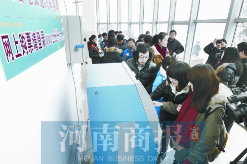 自動(dòng)售票機(jī)安裝在高校內(nèi)，方便了學(xué)生購(gòu)票返鄉(xiāng)