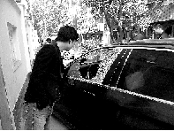 有個人晃了一圈后，寶馬、現代、越野的車窗都“長”出大窟窿