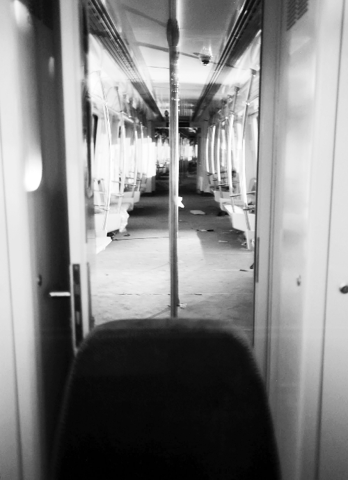 透過(guò)擋風(fēng)玻璃，依稀能看到車廂內(nèi)的樣子