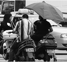 昨日，鄭州市鄭州花園路與農(nóng)業(yè)路交叉口，電動(dòng)車裝傘埋下安全隱患