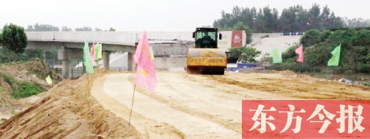 　昨日，正在施工中的鄭州市文化路與連霍高速互通式立交