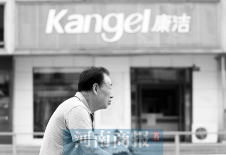 　這一切，將會給康潔公司、加盟商，乃至鄭州洗衣行業(yè)，帶來什么？ 記者 趙卓/攝