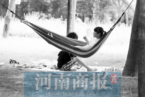 天又熱了起來，外出游玩，記得防曬哦 記者 趙卓/攝　