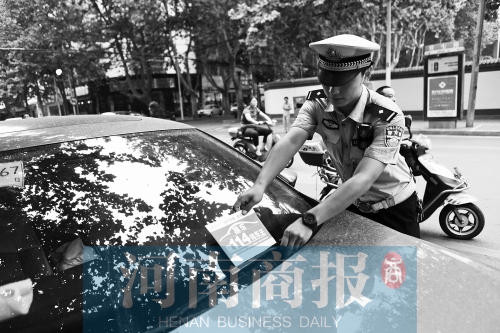 有了這張挪車卡，不會泄露隱私，別人又能方便地聯(lián)系上自己記者 邱曉峰/攝