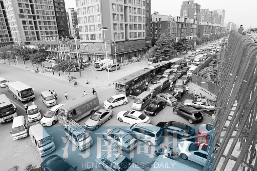 路口四個(gè)方向直行、左轉(zhuǎn)交織，車輛相互抵頭，無法正常通行
