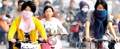 10月8日，鄭州市民遮擋口鼻騎行。 新華社發(fā)