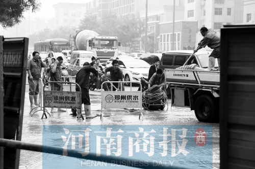 工作人員正在搶修，預(yù)計(jì)今晚能恢復(fù)供水