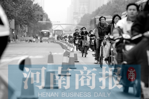 花園路模擬圍擋,行人和車輛通行緩慢 花園路模擬圍擋,行人和車輛通行緩慢