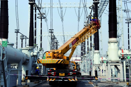 有些電力設(shè)施很“嬌貴”,空氣質(zhì)量不好,長時(shí)間不給它洗澡,它就可能“罷工” 有些電力設(shè)施很“嬌貴”,空氣質(zhì)量不好,長時(shí)間不給它洗澡,它就可能“罷工”