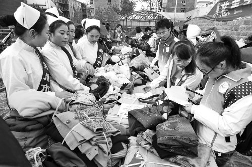 鄭州慈善志愿者暖冬行動(dòng)啟動(dòng)，志愿者將把閑置衣物送給需要的人。