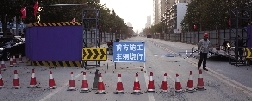 桐柏路西側(cè)，圍擋內(nèi)已經(jīng)不允許汽車通行。