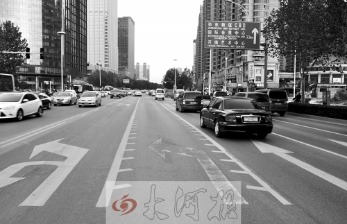 這條畫有多條短斜線的車道就是可變車道，視車流量大小而定，直行車輛多時(shí)它是一個(gè)直行車道，左轉(zhuǎn)車輛多時(shí)它