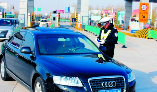 高速交警對一輛超速車進行現(xiàn)場處罰
