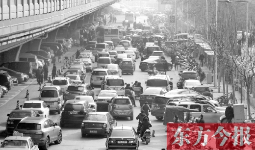 鄭大一附院北門的馬路被非機(jī)動(dòng)車占去一條車道，這里也極易造成交通擁堵