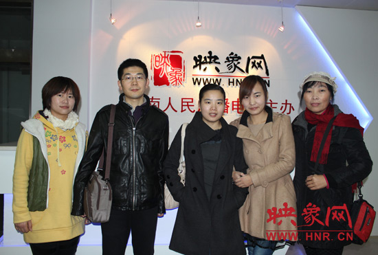 網(wǎng)友出發(fā)前和東方今報記者劉長征、河南電臺新聞廣播記者王巴燕（左二、左三）合影