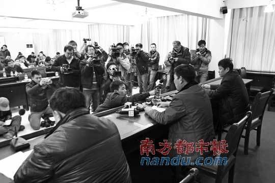 5日下午，河南蘭考縣召開新聞發(fā)布會(huì)，就民辦收養(yǎng)所火災(zāi)事故公開回應(yīng)。