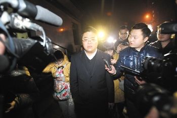 1月15日，重慶，庭審結(jié)束，張貴英的辯護(hù)律師接受媒體采訪。