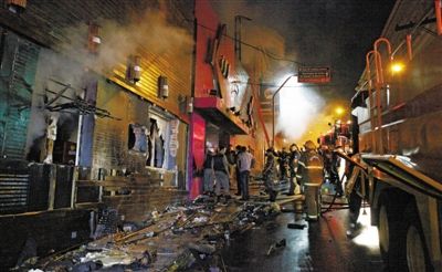 27日凌晨，巴西南里奧格蘭德州圣瑪麗亞市一家夜總會突發(fā)大火，造成至少245人死亡。圖為消防人員正在現(xiàn)場滅火救援。