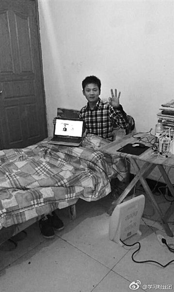 張洪銘在微博上發(fā)了張照片。照片顯示，他居住的屋子主要有一床一桌，寒冬里以電暖器取暖。