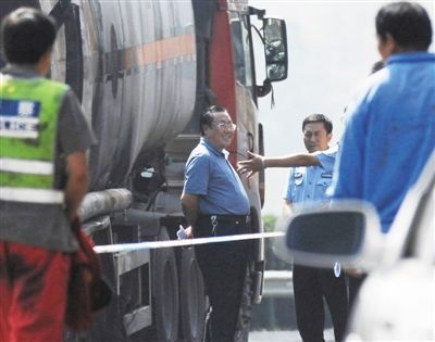 陜西“表哥”楊達(dá)才在車禍現(xiàn)場(chǎng)。資料圖